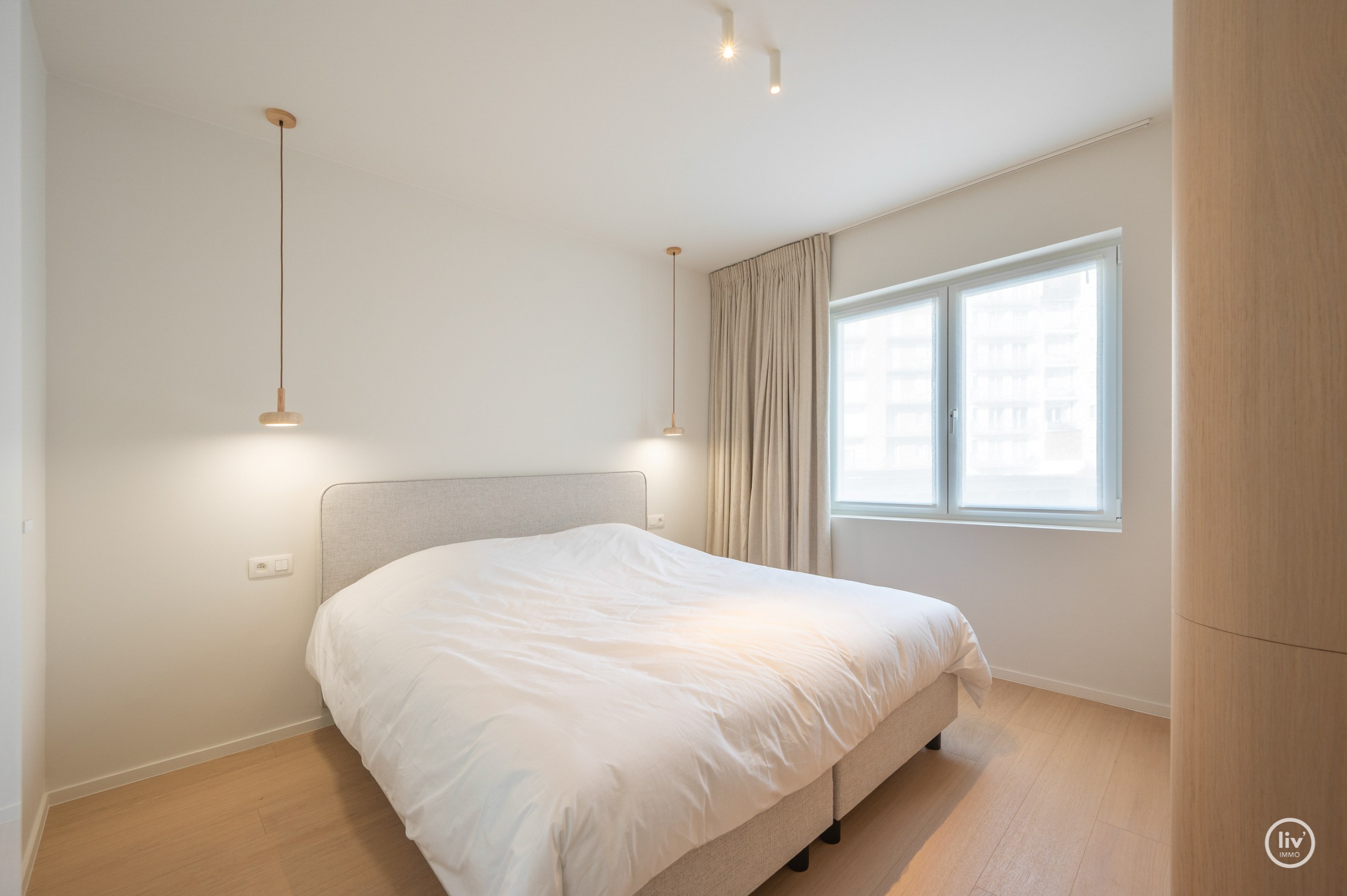 Prachtig gerenoveerd 3 slaapkamerappartement met open zichten gelegen op de Jozef Nellenslaan te Knokke. 