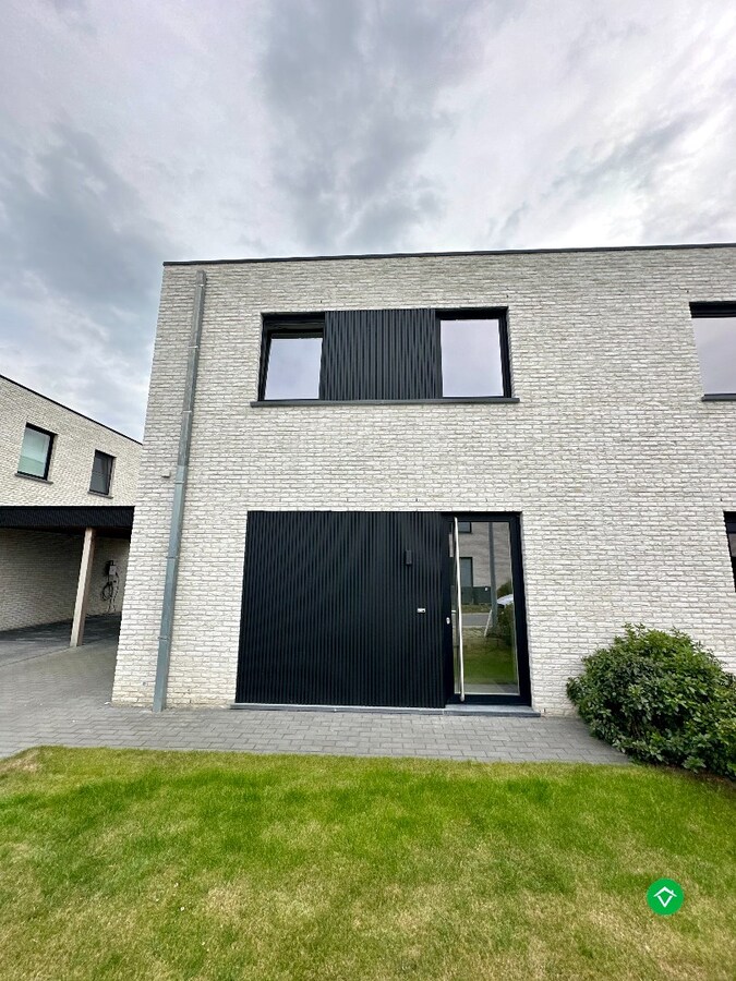 Instapklare halfopen nieuwbouwwoning te huur in Eernegem 