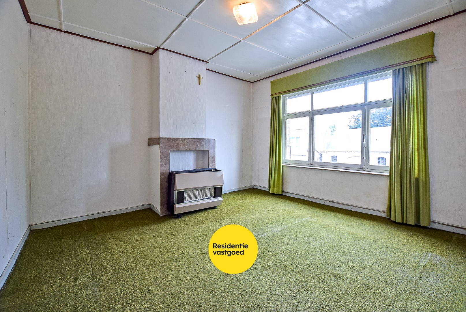 Zeer ruime te renoveren woning met statige gevel op 445 m² met zuid-west georiënteerde tuin. 