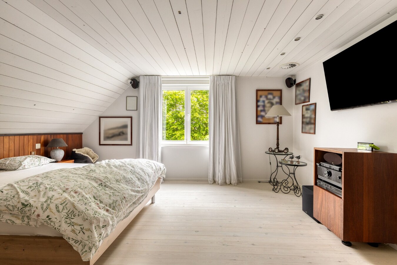 Karaktervolle woning met unieke uitstraling, omgeven door groen en absolute privacy 