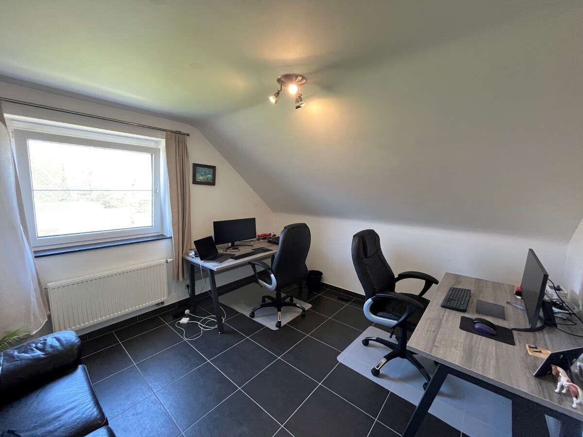 Ruime villa in residentiële wijk te Dikkelvenne 