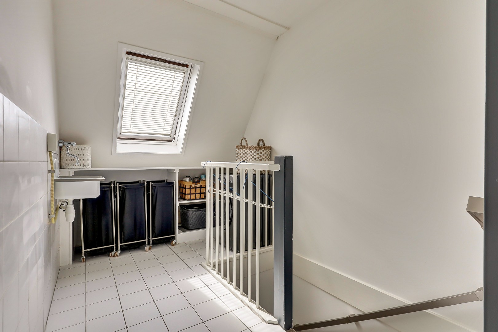 Instap klaar en moderne 4-kamer hoekwoning met 3 ruime slaapkamers, fraaie keuken en badkamer, onderhoudsvriendelijke tuin en gelegen op eigen grond. 