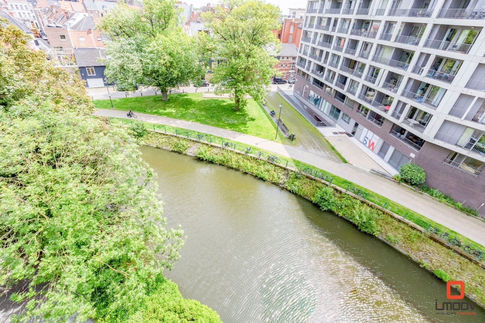 Ruim en lichtrijk drieslaapkamerappartement met prachtig zicht op het water en het groen! 