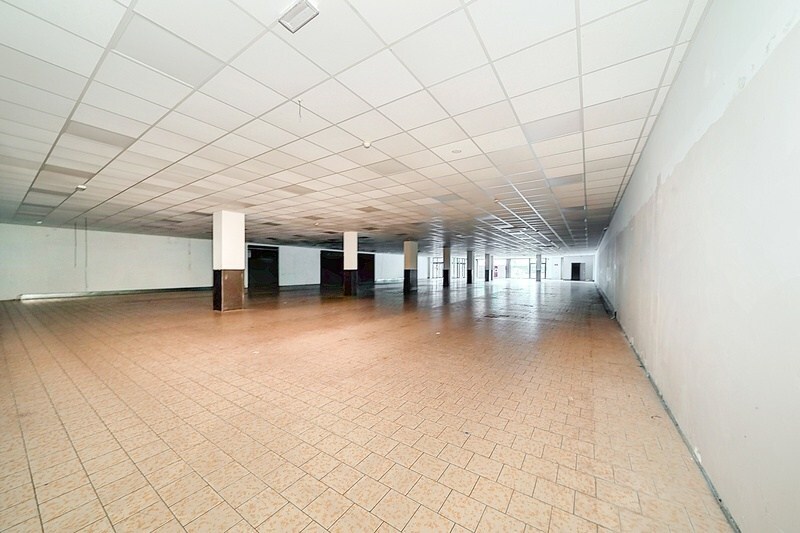 Rijksweg: Commercieel goed gelegen handelspand (ca 1.100 m²) met parking. 