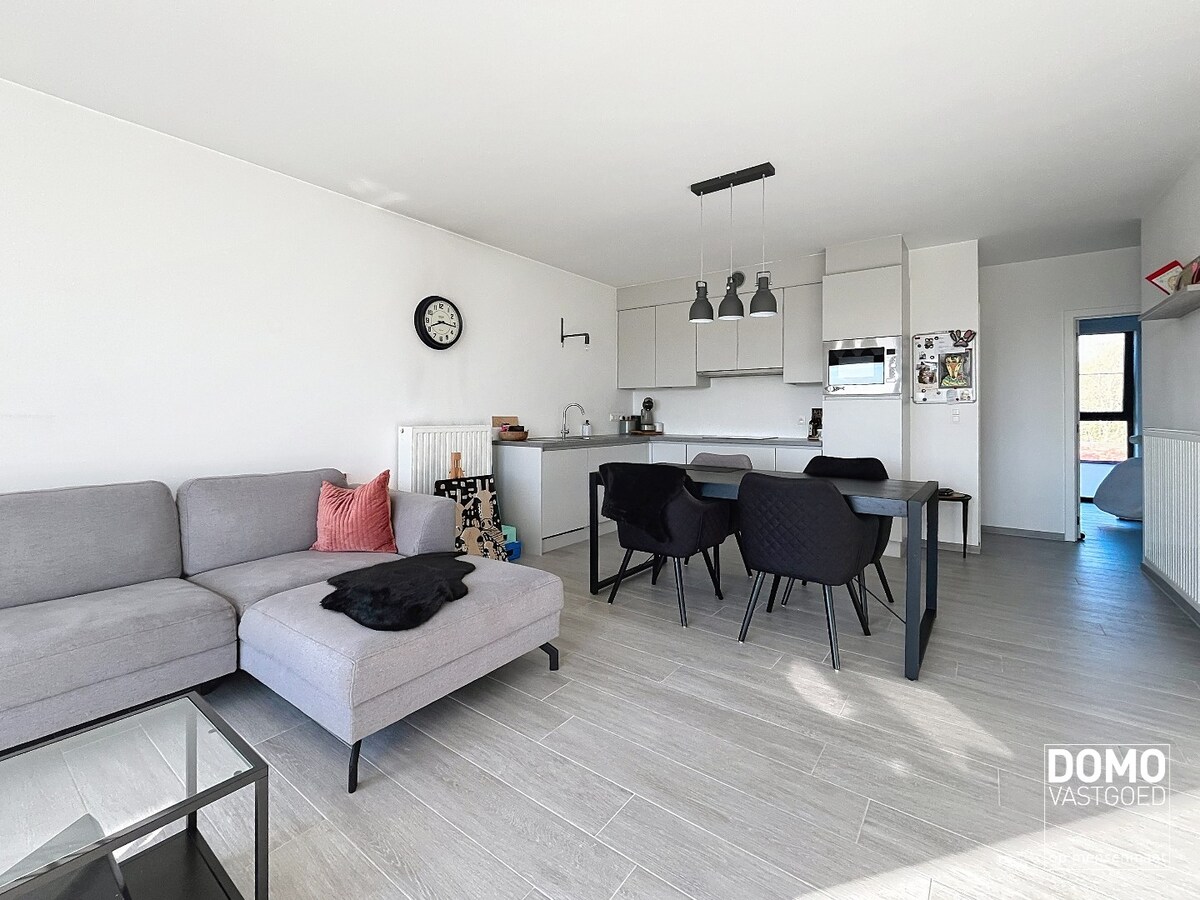 INSTAPKLAAR TWEE SLAAPKAMER APPARTEMENT MET TERRAS RUSTIG GELEGEN TE BOEKT (HEUSDEN-ZOLDER) 