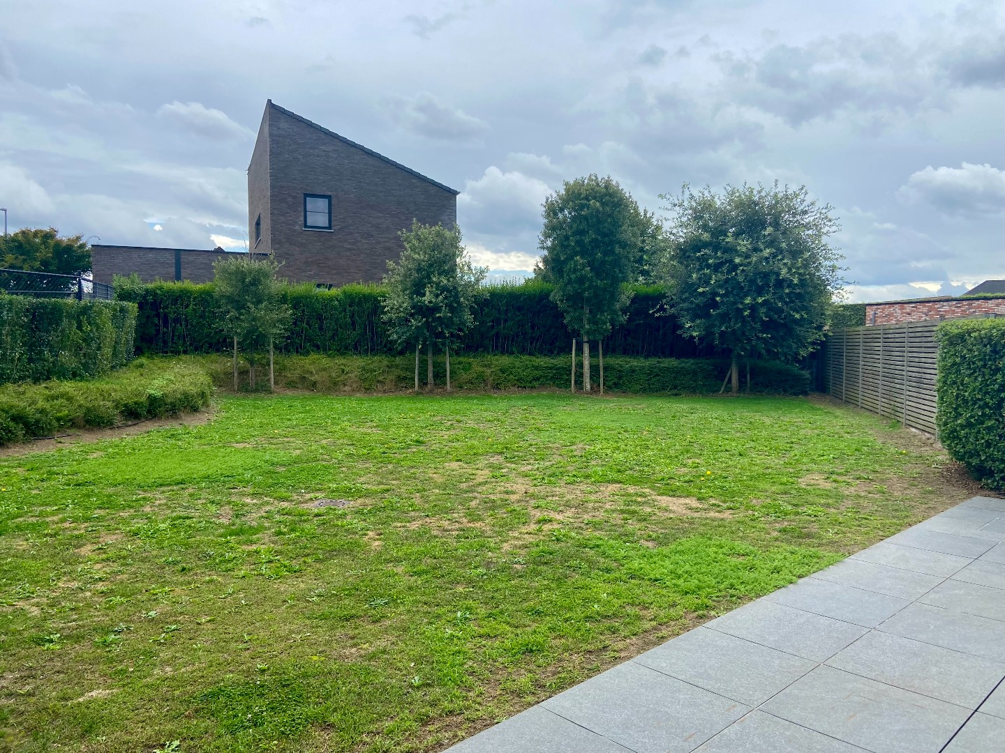 Ruime en recente halfopen bebouwing met 3 slaapkamers, carport en ruime tuin 