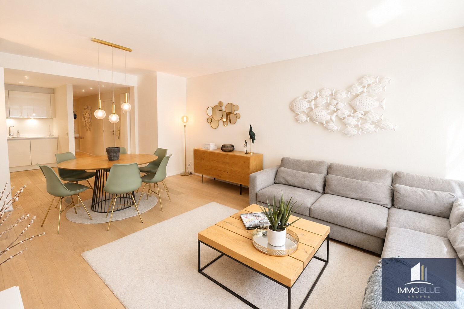 Appartement prêt à emménager avec deux chambres à coucher de belle superficie, idéalement situé au centre. 