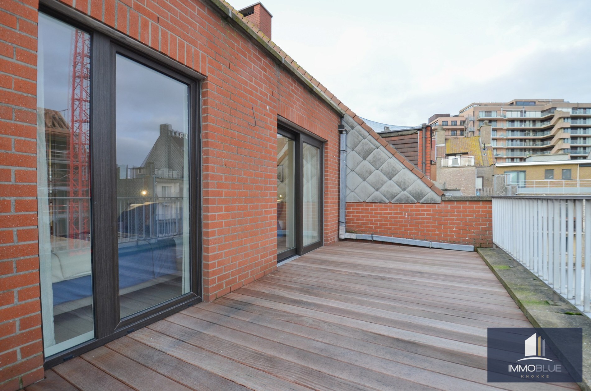 Volledig gerenoveerde penthouse met twee ruime terrassen (+/- 50 m²) gelegen op een boogscheut van de zee. 