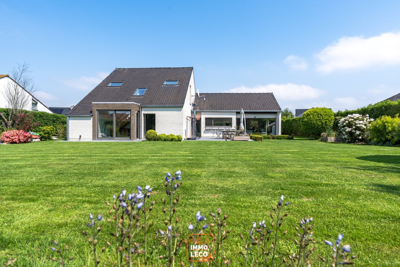 Villa, avec 6 CHAMBRES, 2 salles de bains, parking privatif, double garage et jardin, COUP DE CŒUR absolu !!! 