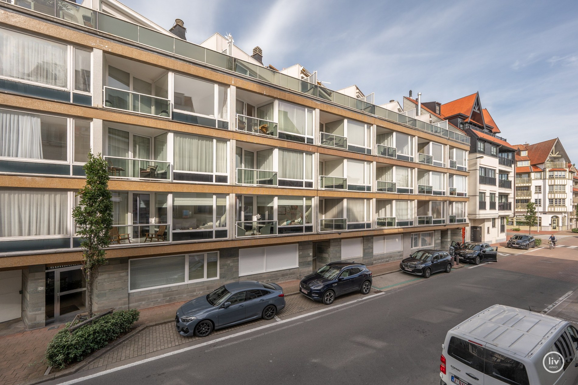 Résidence Akropolis : appartement rénové (largeur de façade d'environ 7 m) à vendre situé dans l'avenue Zoutelaan à Knokke, dans un bâtiment entièrement rénové tant à l'intérieur qu'à l'extérieur. 