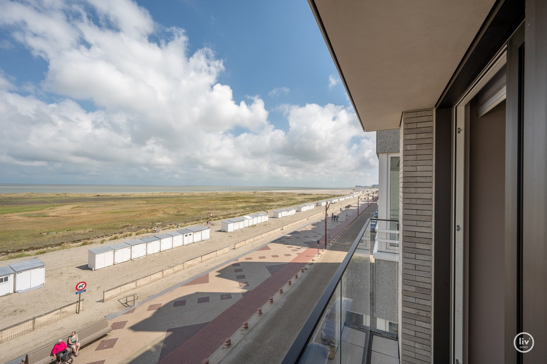 Vivez la sensation côtière ultime dans ce studio récemment rénové et prêt à emménager, idéalement situé sur la digue de Knokke. 