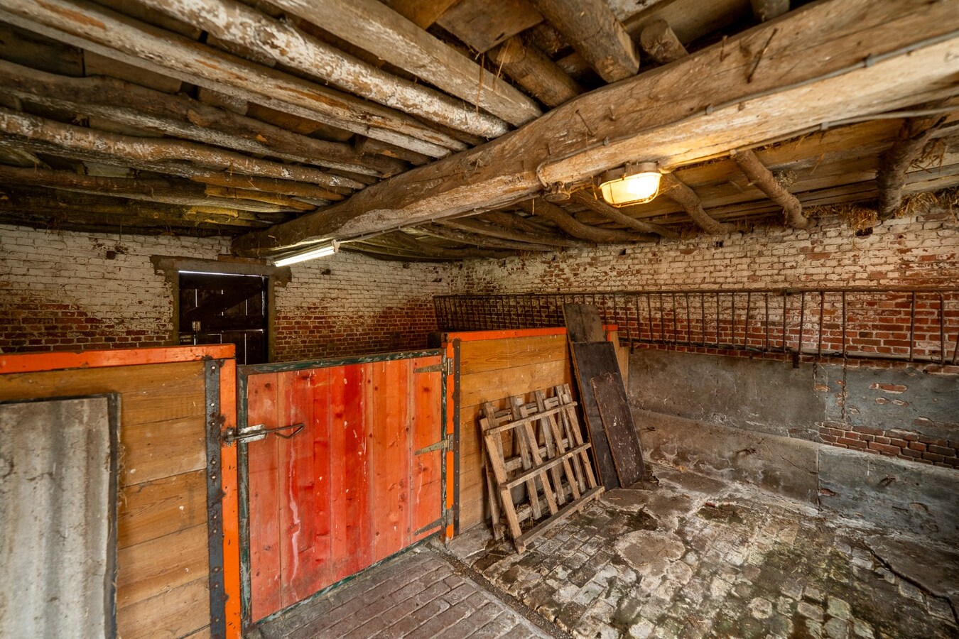 Farm to be renovated with stables and pastures on approximately 1.7 hectares in Herk-de-Stad. 