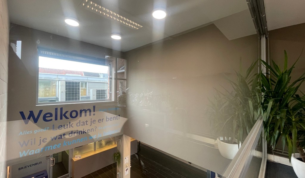 Handelspand te huur in het commercieel centrum van Schoten