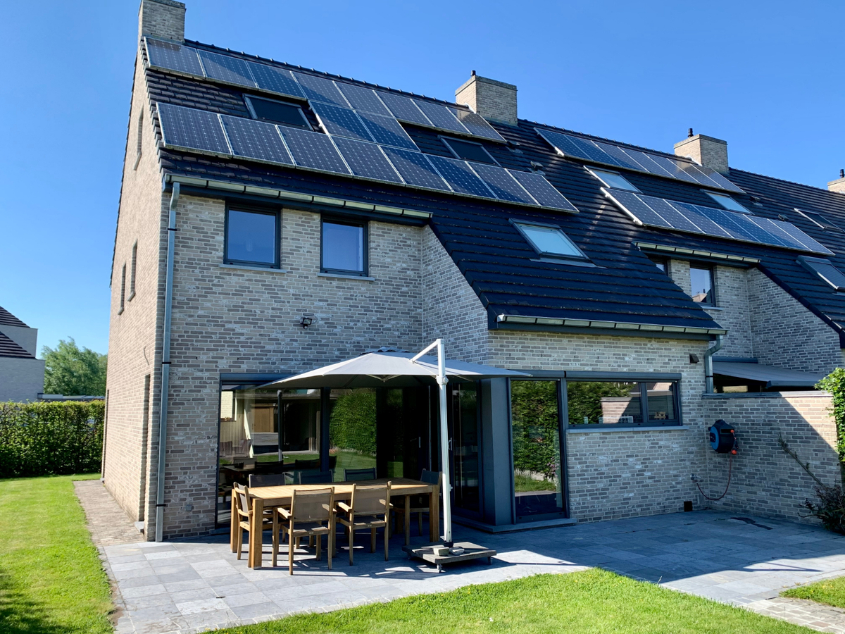 Ruime, eigentijdse Half Open Bebouwing. 