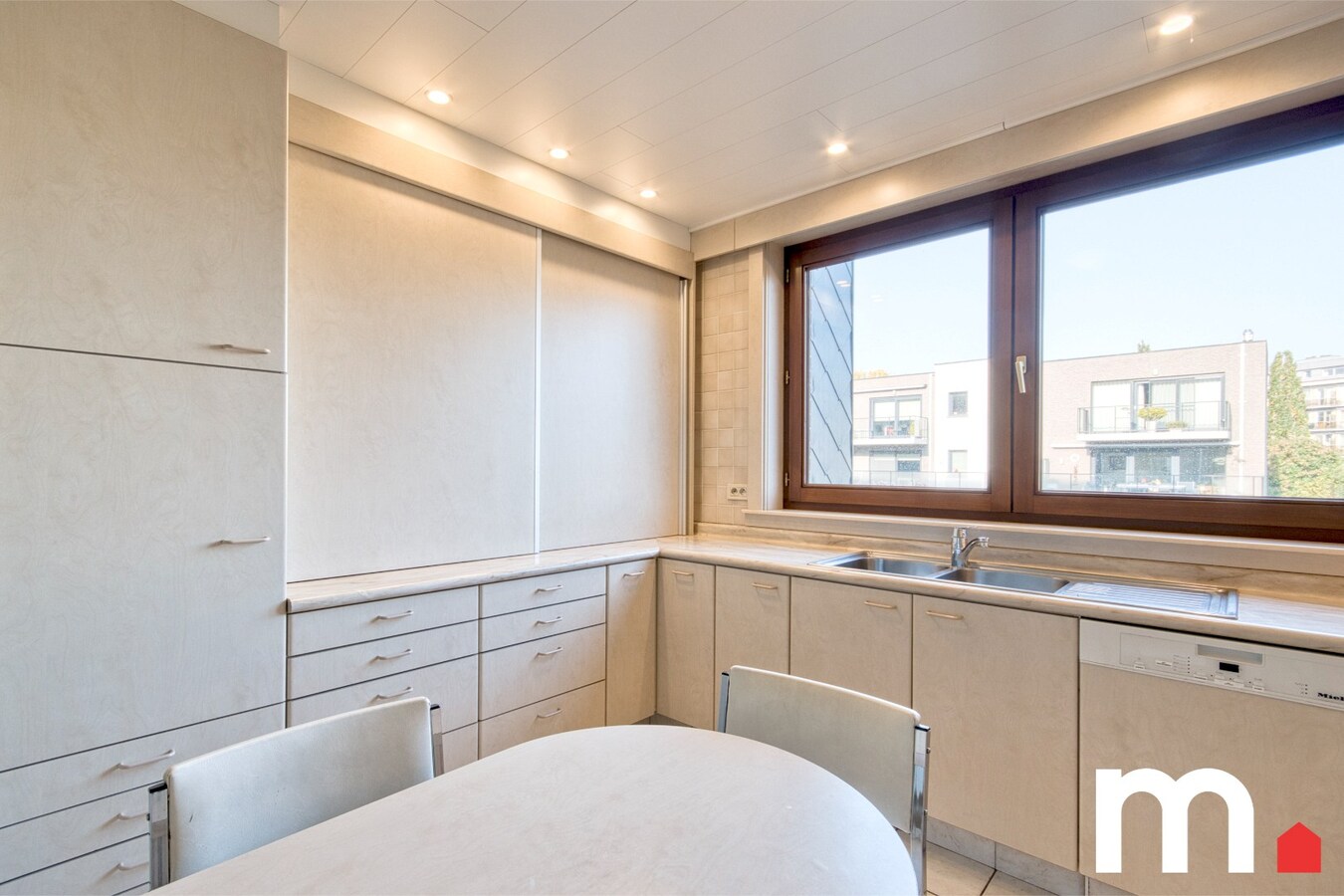 Centrum gelegen gezinswoning met praktijkmogelijkheid te Gullegem ! 