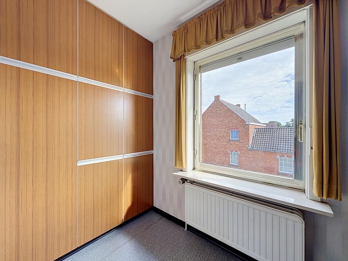 Ruime sixties villa met vergunde loodsen (350m²) te Vlierzele 