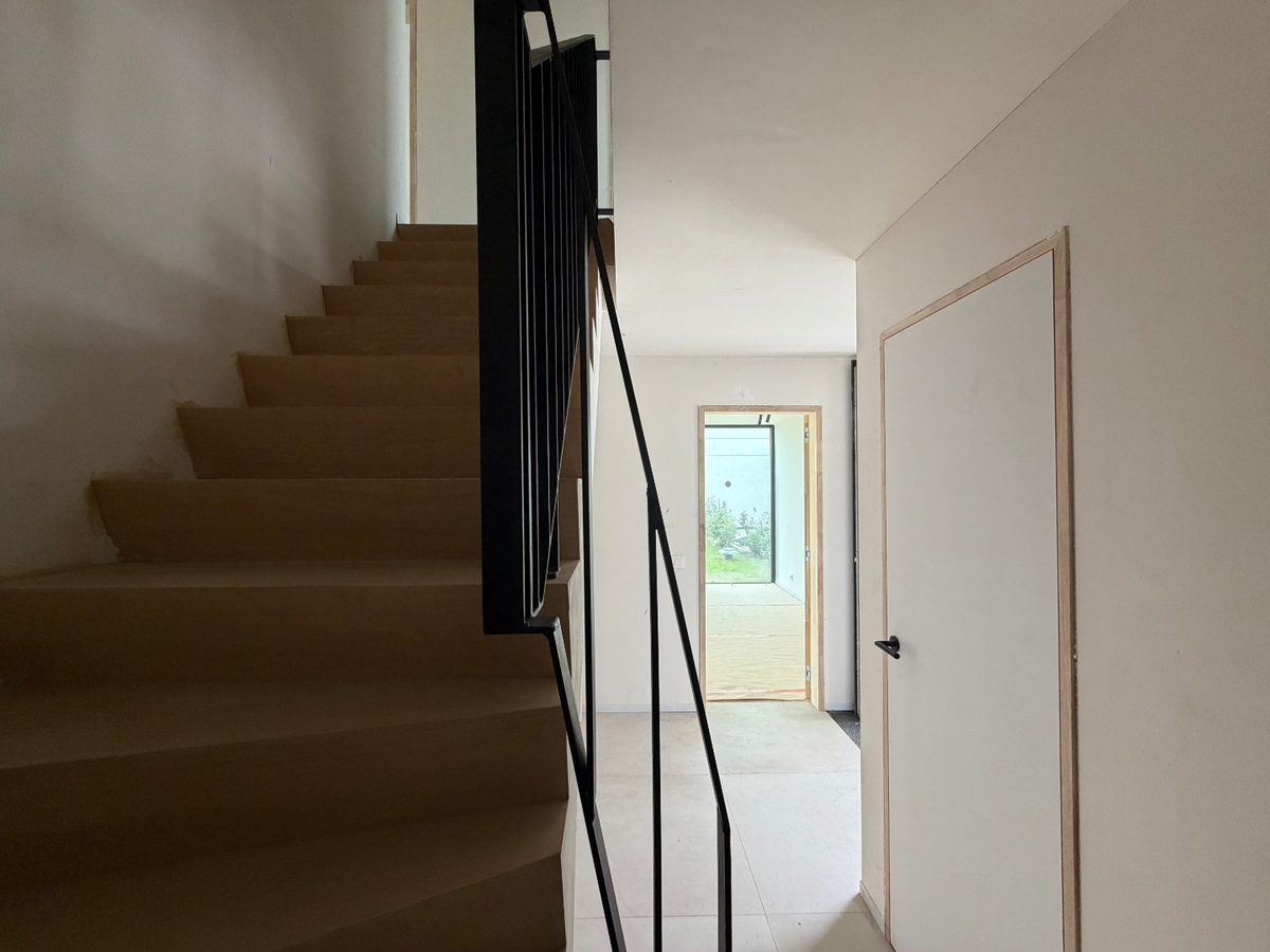 Ruime nieuwbouwwoning met terras en tuin. 