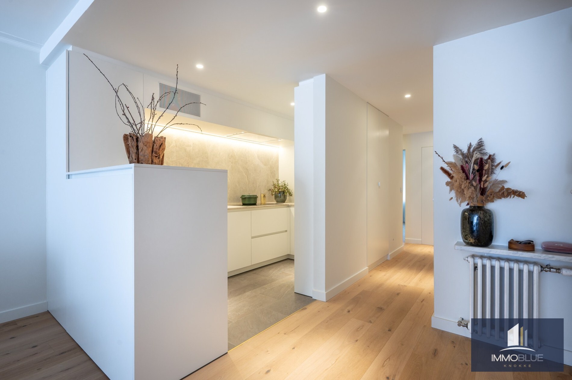 Stijlvol en volledig gerenoveerd appartement op wandelafstand van zee en het commerciële centrum. 