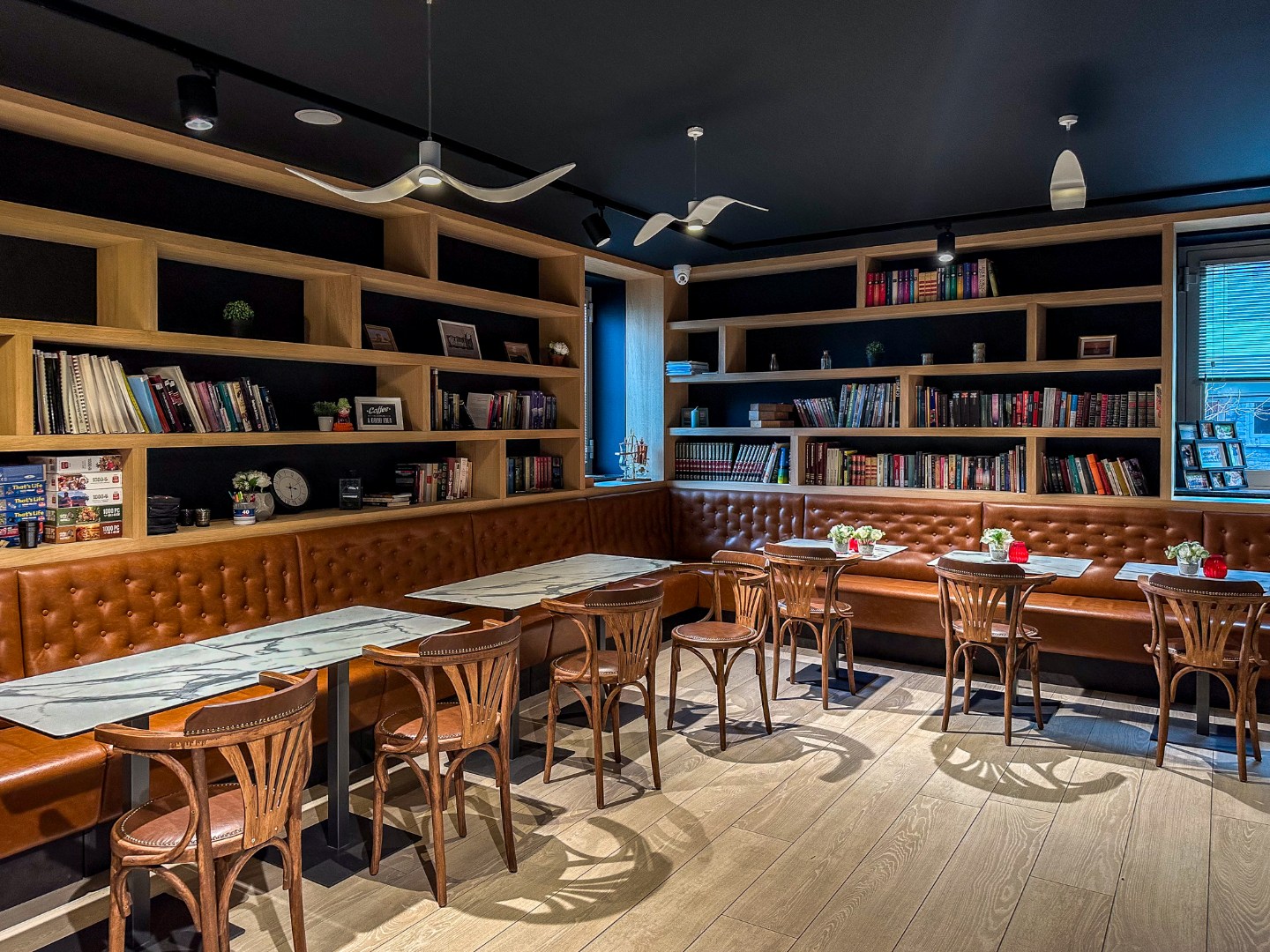 Uiterst goed onderhouden assistentieflat (55m² + 11m² terras) met 1 slaapkamer te Nieuwpoort. 