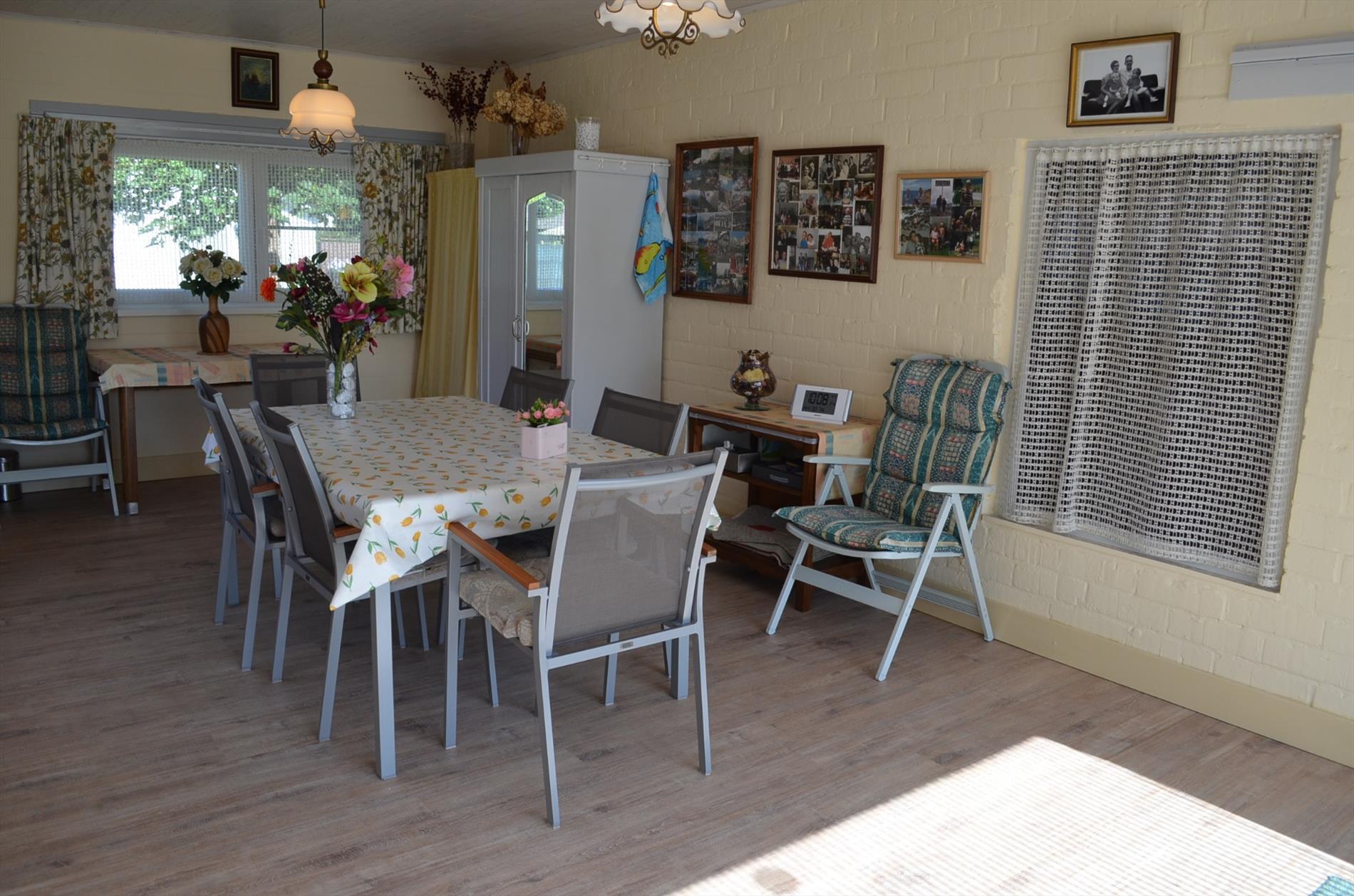 Landelijk gelegen woning op 911m² met bijgebouwen en 3 slpks te Maldegem 