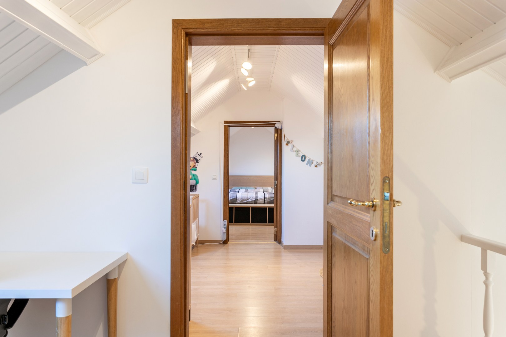 Instapklare woning met 3 slaapkamers, tuin en 2 garages. 