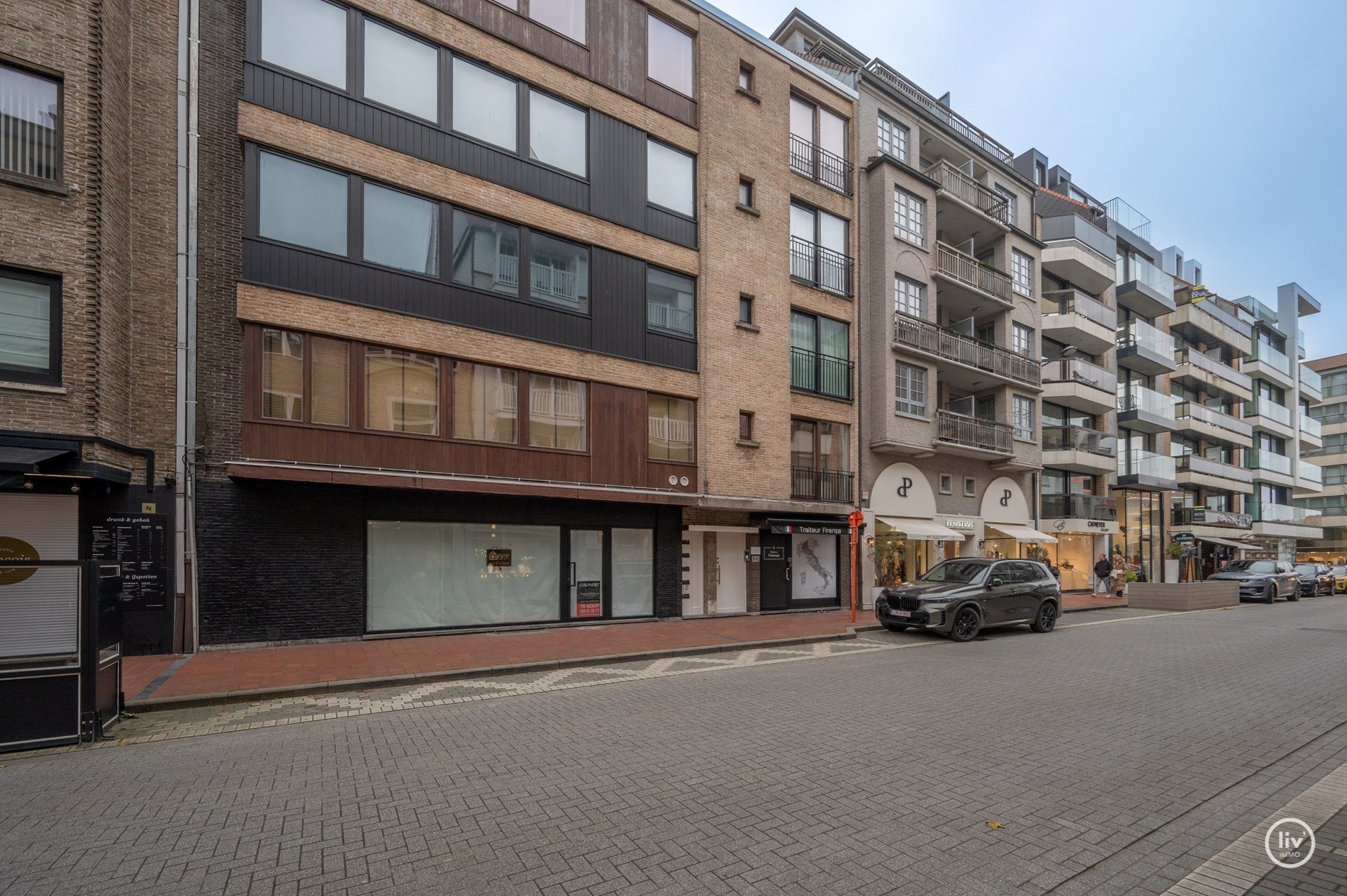 Uniek afgewerkt duplex dakappartement met mooie terrassen gelegen aan de zuidkant van de Kustlaan, vlakbij het Driehoeksplein. 