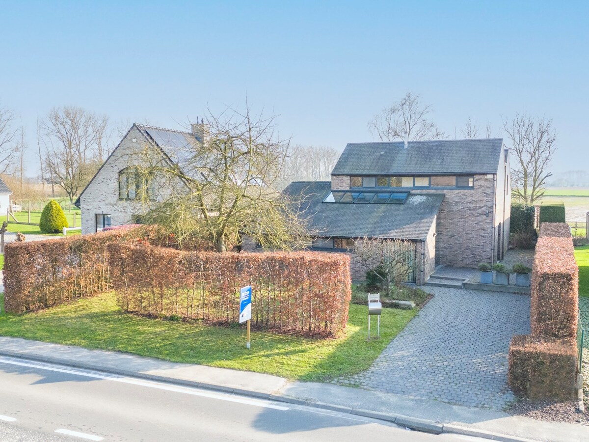 Ruime villa met unieke architectuur en tuin te Tollembeek 