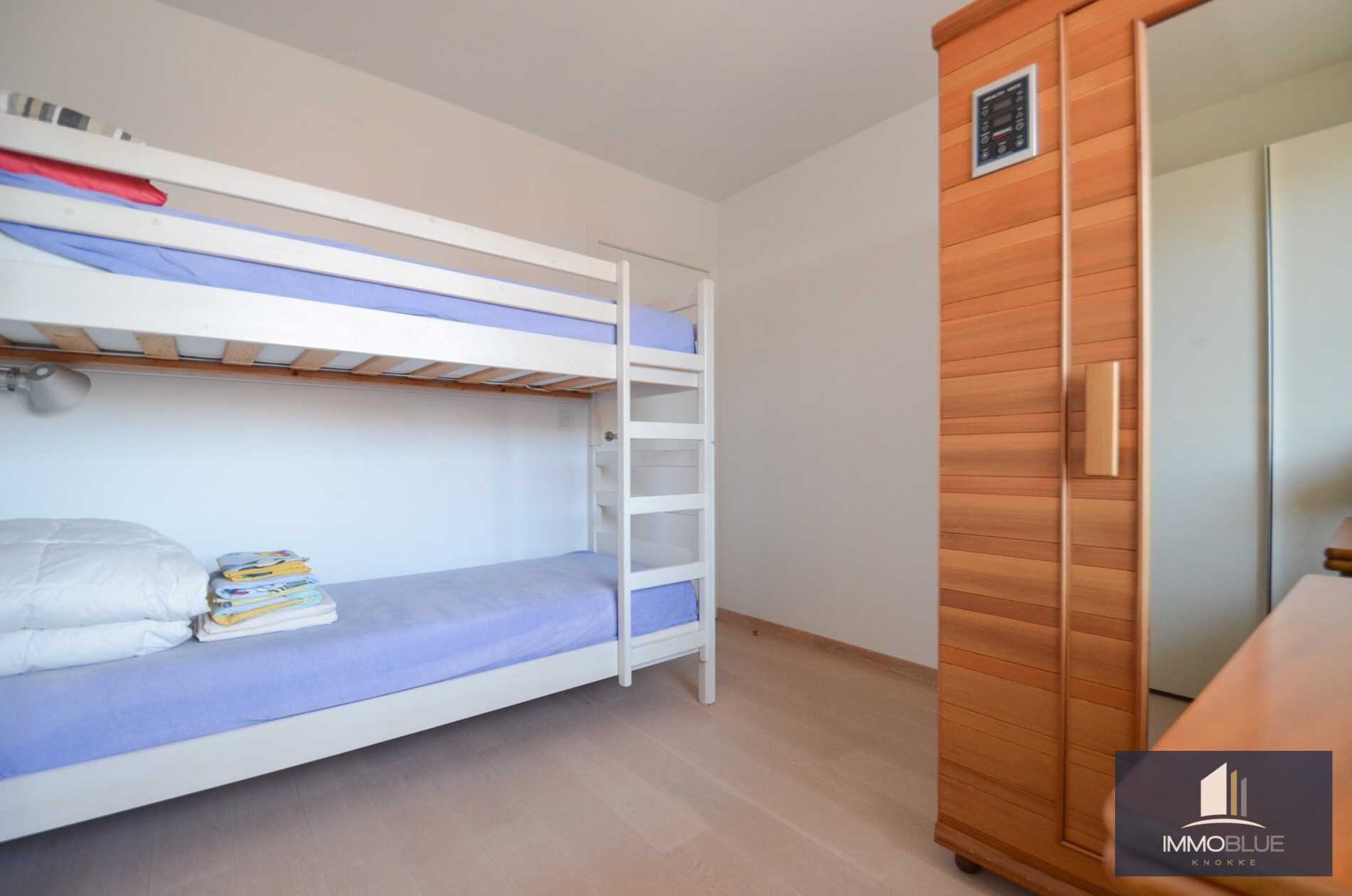 Duplex mezzanine lumineux et spacieux à louer, situé à deux pas de la mer. 