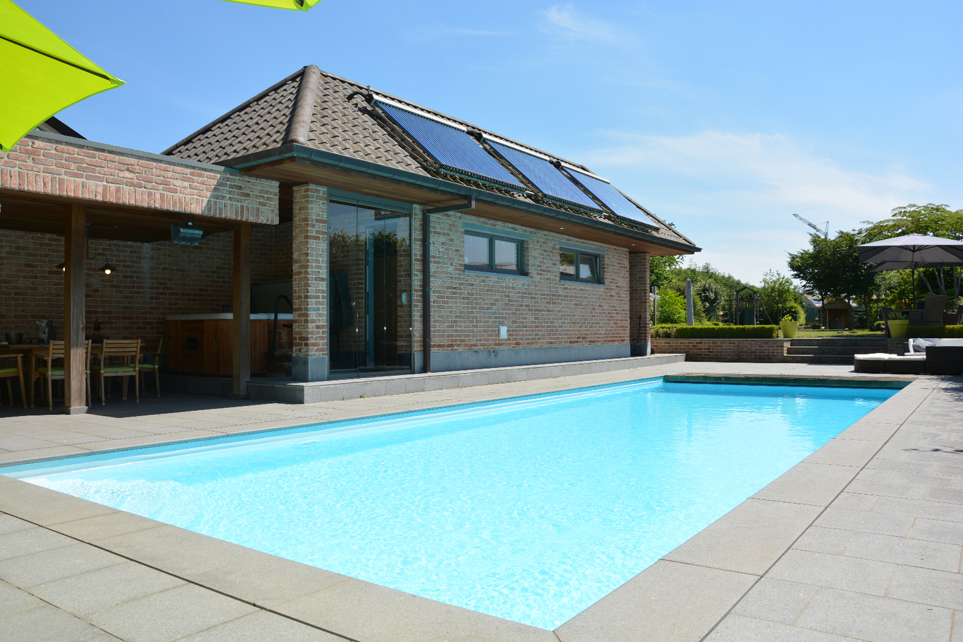 Prachtige recente villa met zwembad en prachtig aangelegde tuin 