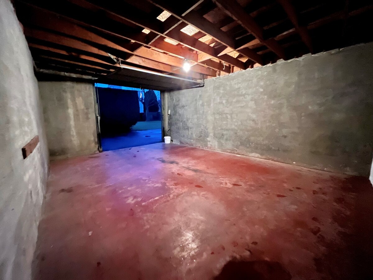 Ruime gesloten garagebox voorzien van elektriciteits en wateraansluiting 