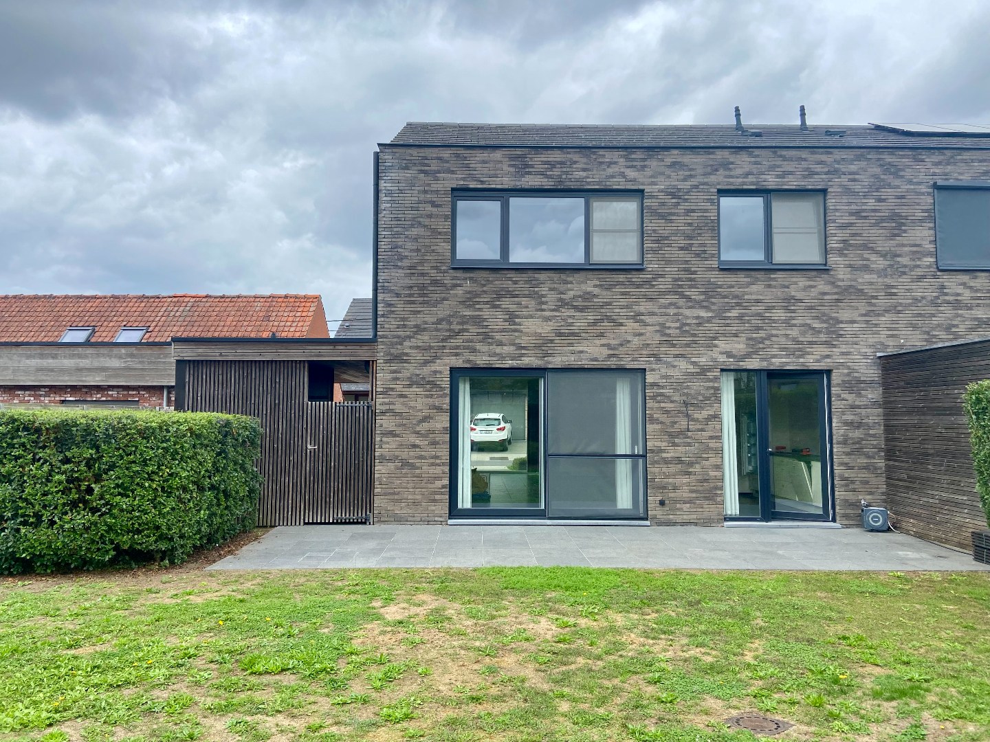 Ruime en recente halfopen bebouwing met 3 slaapkamers, carport en ruime tuin 