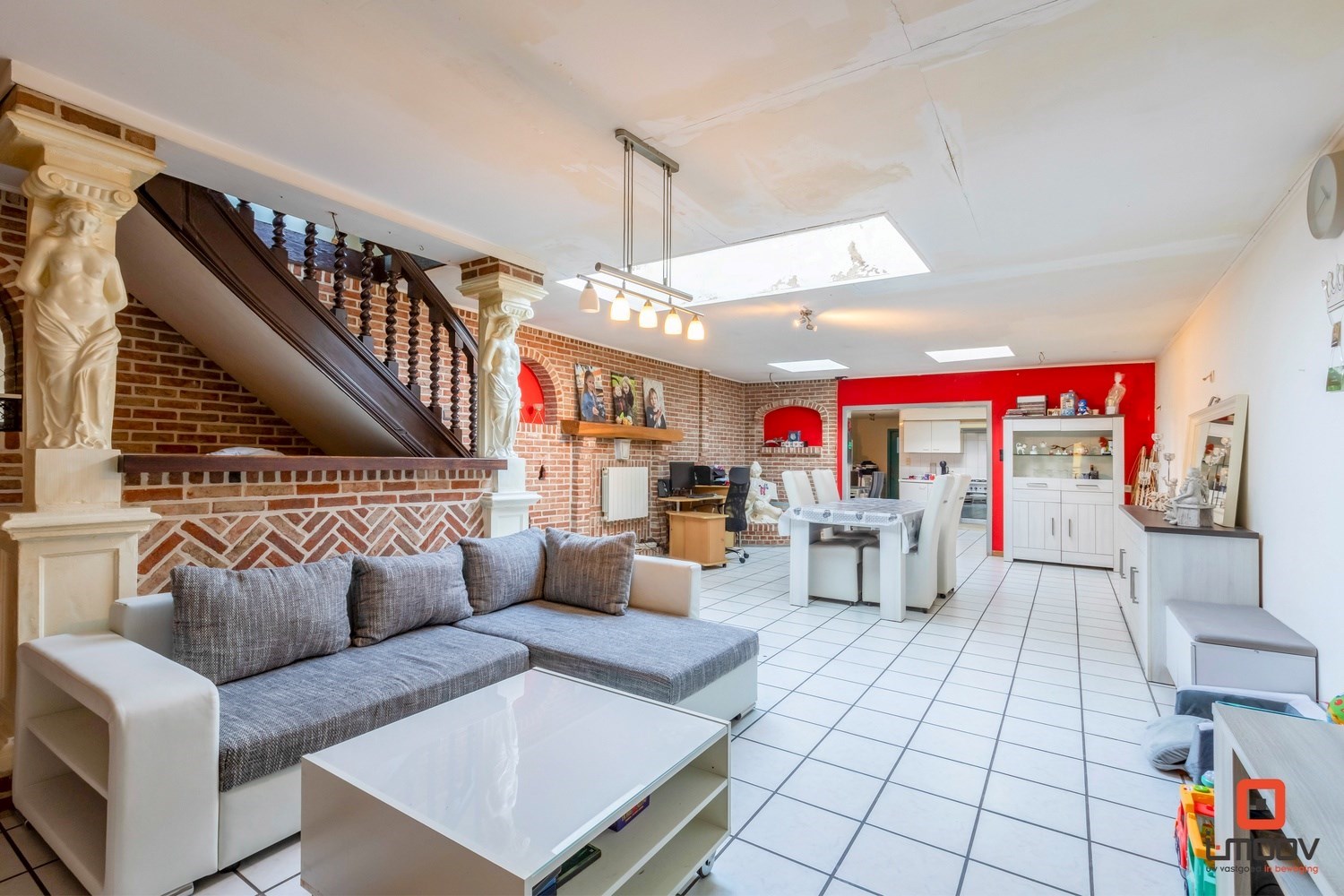 Te renoveren eengezinswoning met voldoende parkeermogelijkheden. 