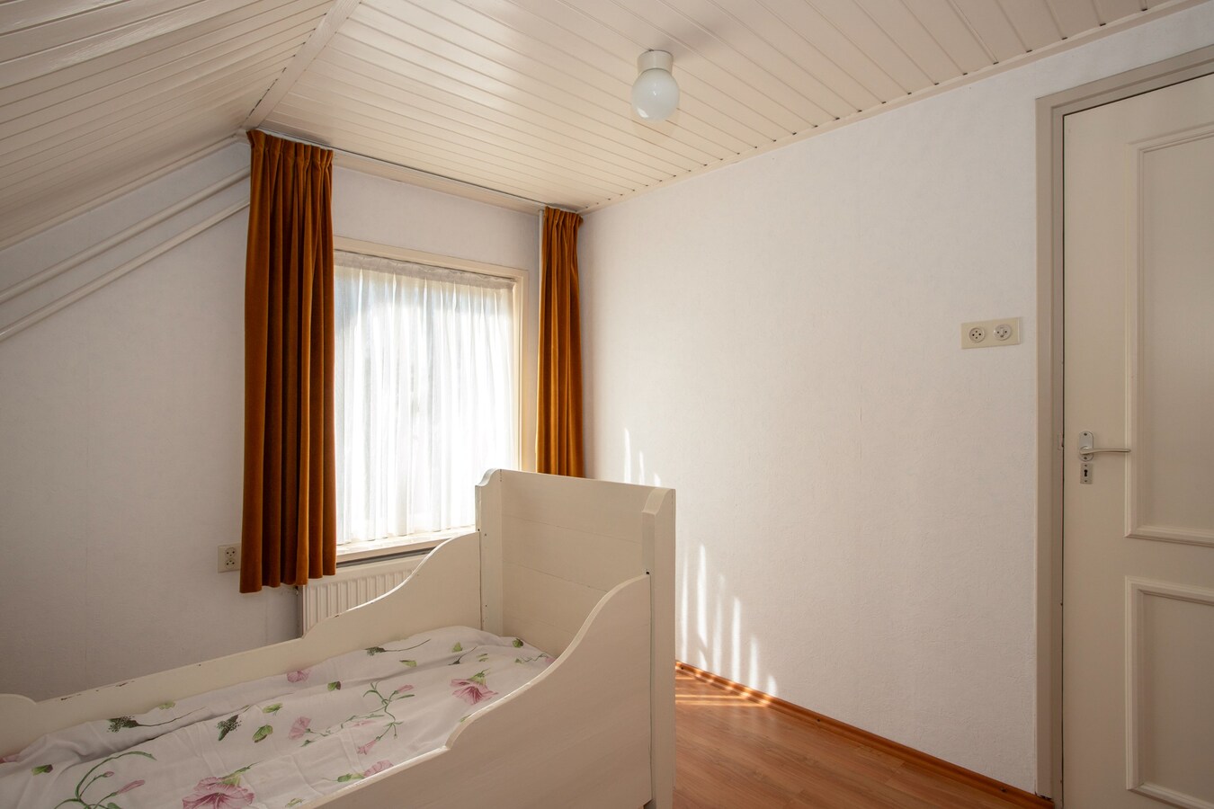 Royale halfvrijstaande woning met uitzicht over de landerijen, op korte afstand van het centrum. 