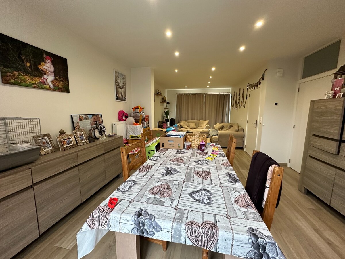 Ruime 3-slaapkamerappartement in het centrum van Merkem 