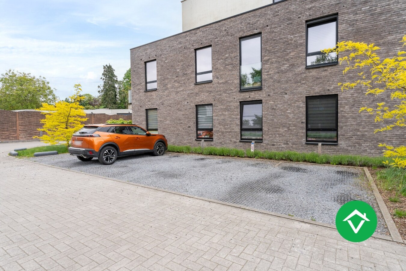 Recent, instapklaar appartement met één slaapkamer, ruim terras en autostaanplaats te Roeselare 