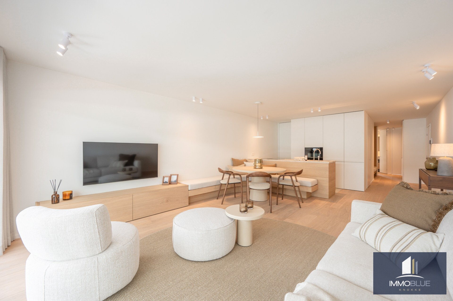 Stijlvol volledig gerenoveerd drie-slaapkamer appartement op toplocatie nabij het Lichttorenplein. 