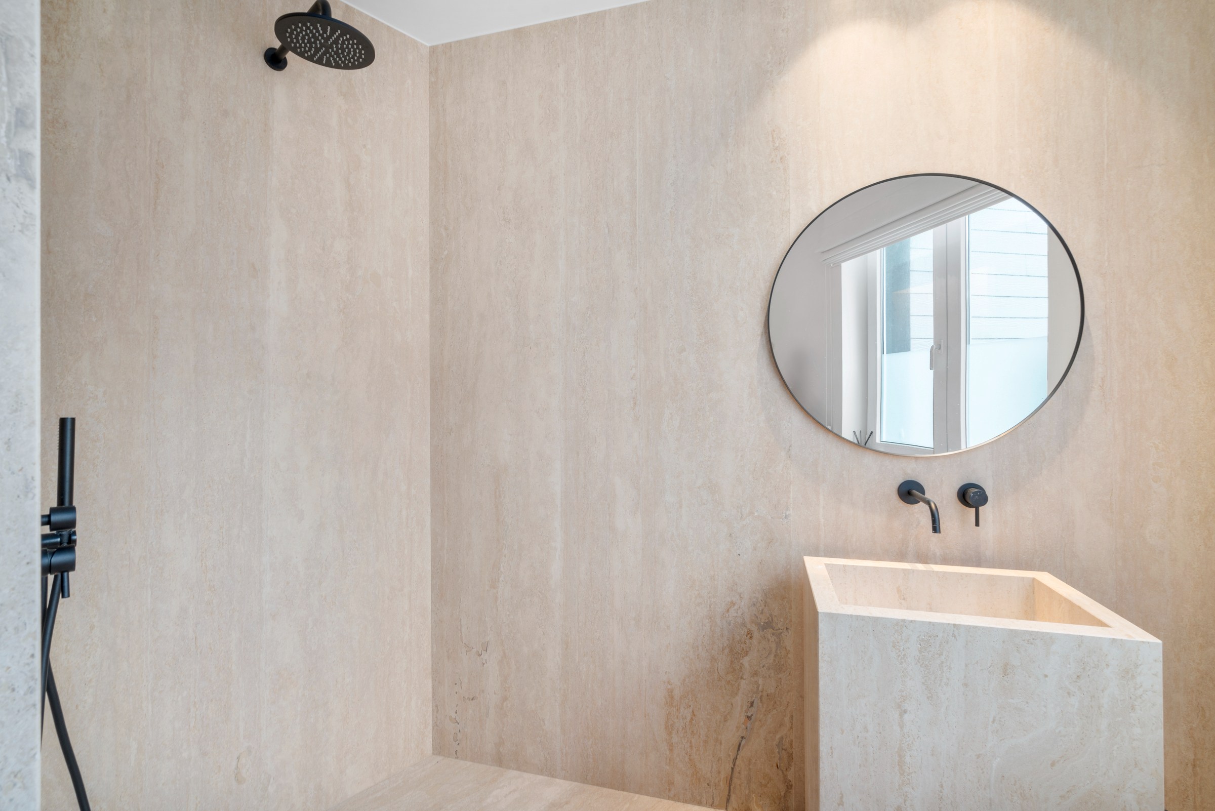 Zeer mooi en luxueus afgewerkt 3 slaapkamer appartement aan het Driehoeksplein nabij de Zeedijk 