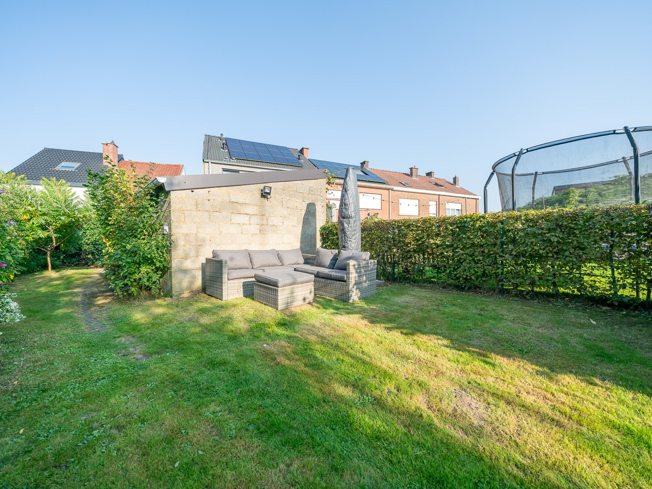 Volledige gerenoveerde 3-gevel woning 