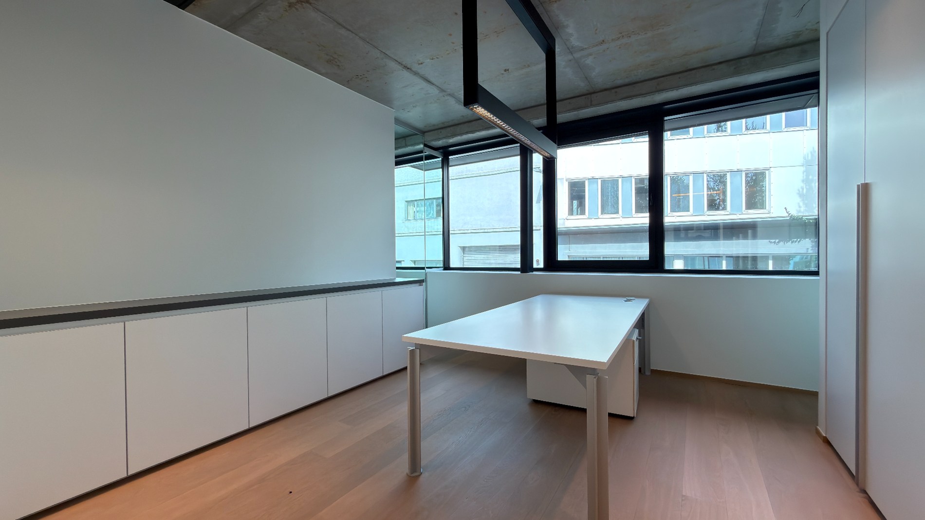 Strak ingerichte kantoorduplex te huur langs Singel in Antwerpen