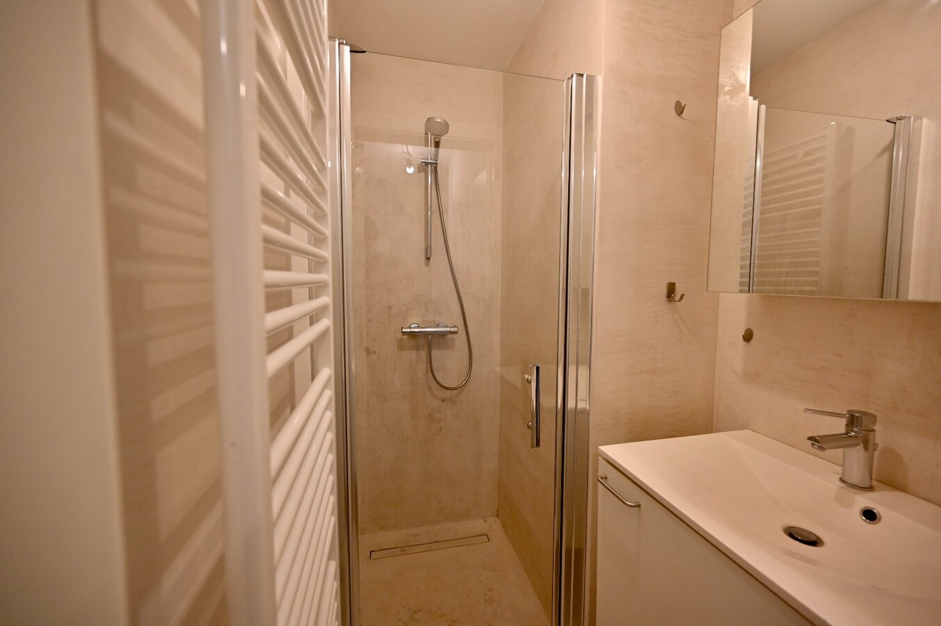 CENTRAAL GELEGEN  2-SLAAPKAMER APPARTEMENT TE HUUR MET STAANPLAATS IN RESIDENTIE CEDER 