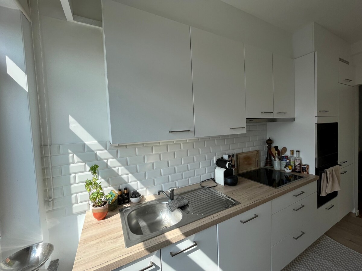 Ruim, lichtrijk appartement met garage én berging (kelder). 