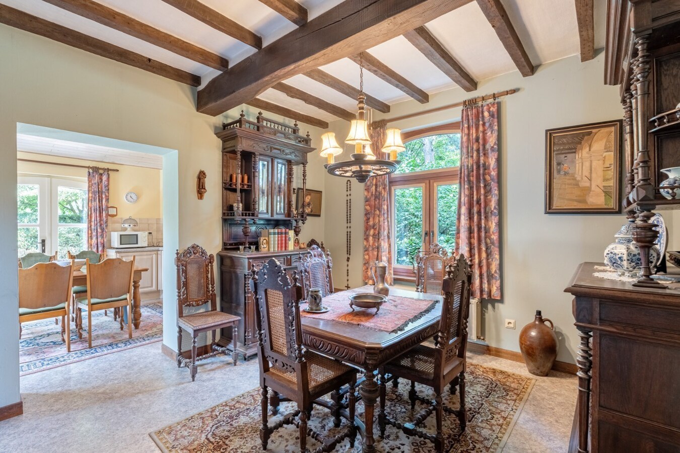 Ruim, karaktervol landhuis met parkachtige tuin op perceel van 16a29ca. 