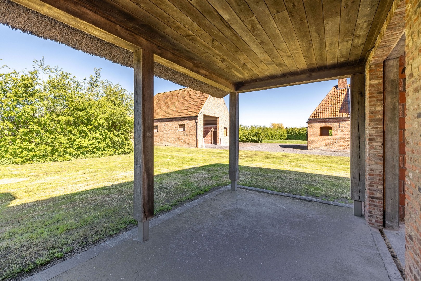 Landelijk gelegen ruwbouwhoeve met bijgebouwen op uitzonderlijk perceel van ca. 9.331 m² 