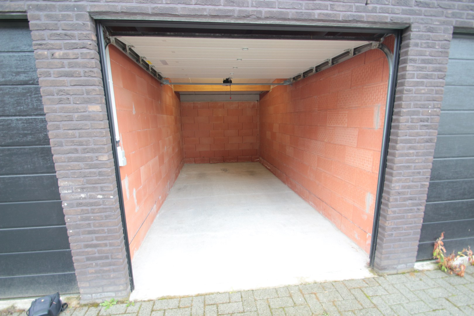 Recente afsluitbare garage in centrum Ardooie 
