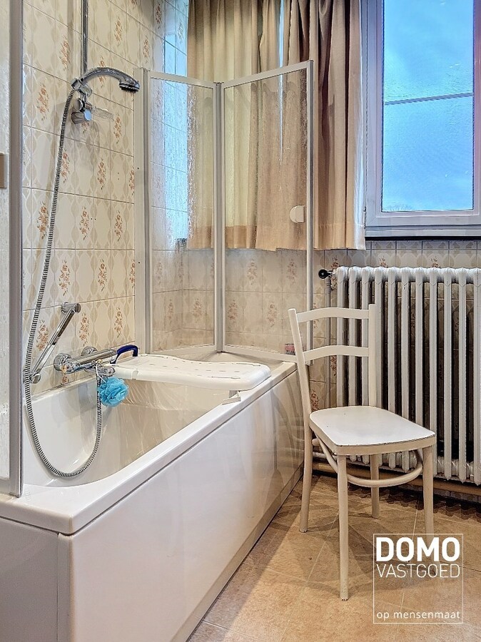 RUIME GEZINSWONING MET TUIN EN GARAGE TE KERMT 