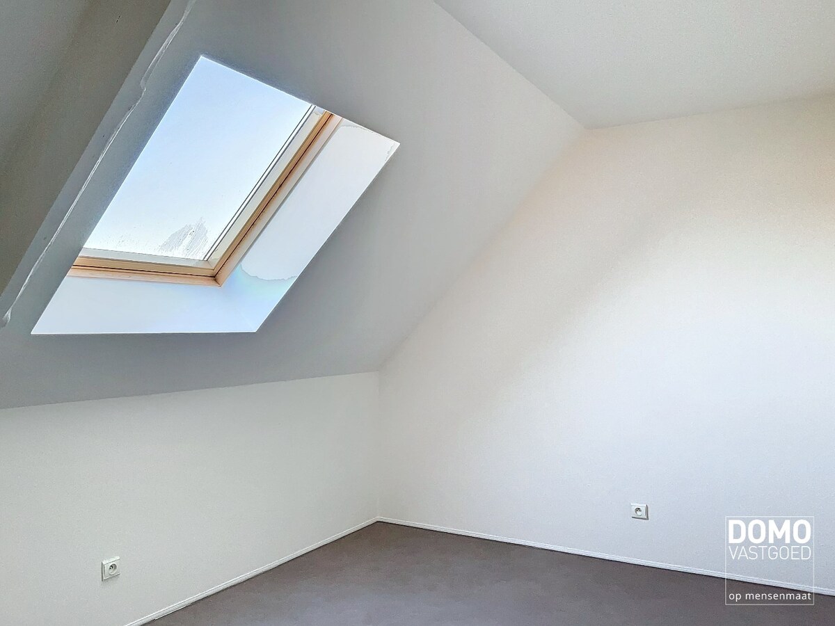 Ruime, energetisch gerenoveerde woning met open leefruimte, 4 slaapkamers en 2 badkamers te Kermt 