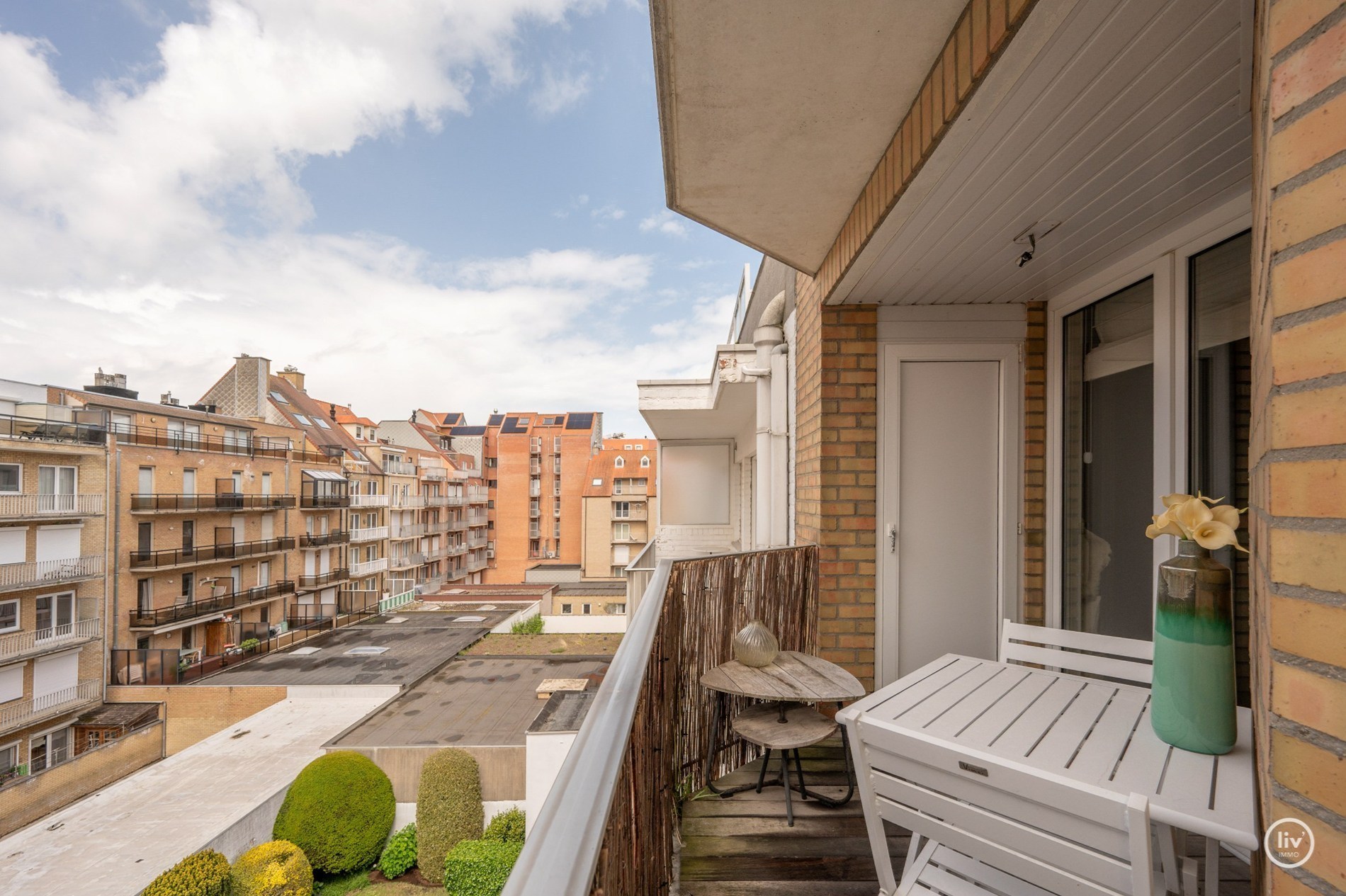 OPENDEURDAG Zaterdag 29/08 - tussen 14u en 16u:  Luxueus volledig gerenoveerd 3 slaapkamer appartement te Parmentierlaan gelegen nabij de Zeedijk. 