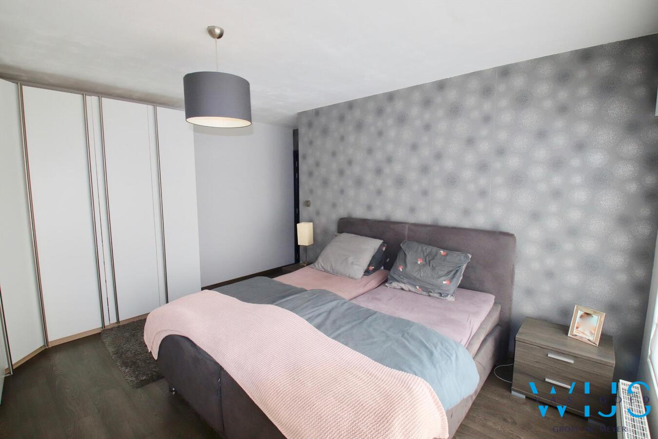 Tot in de puntjes gerenoveerde halfopen bebouwing met lounge gedeelte! 