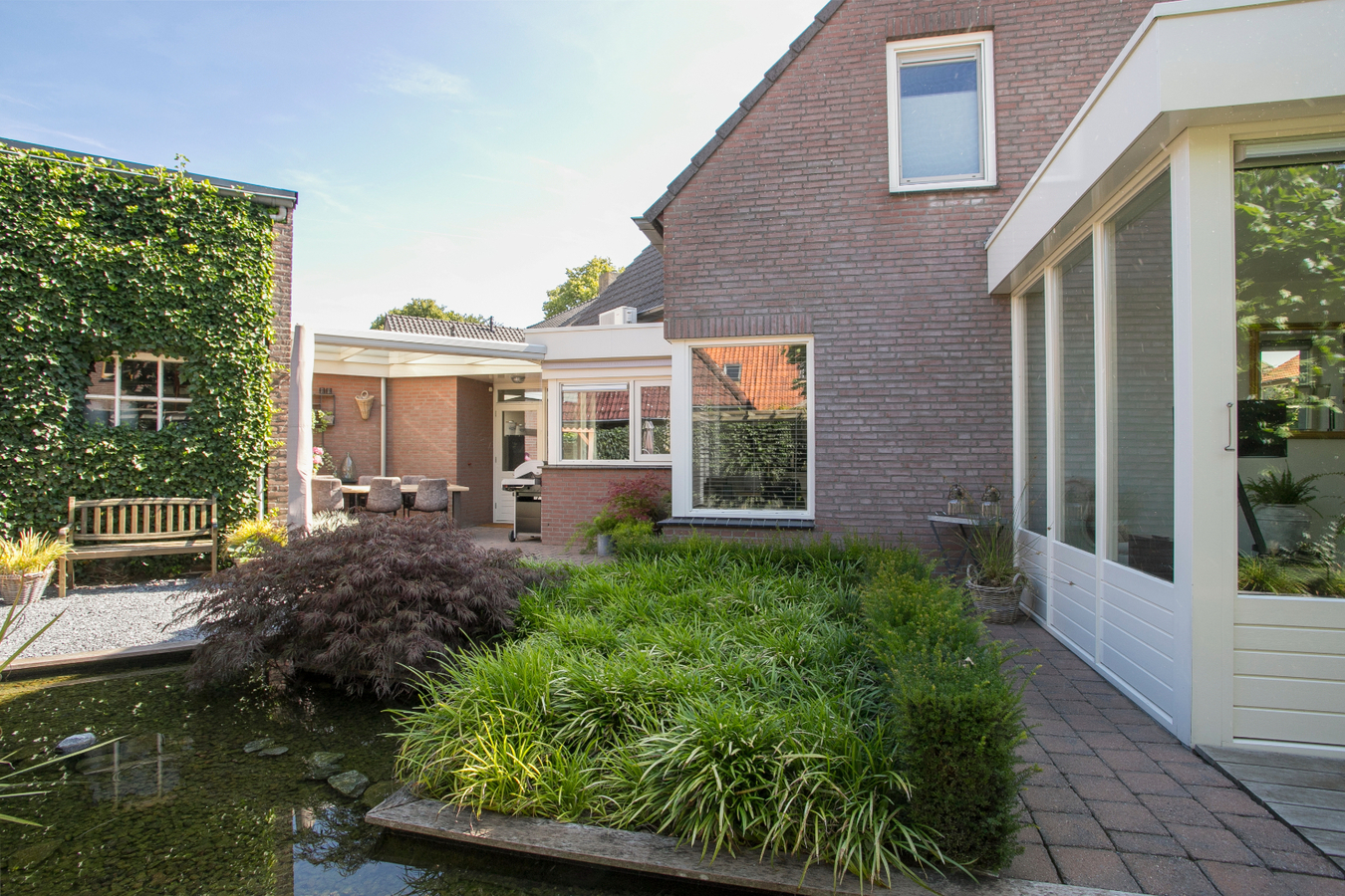 Deze moderne en royale vrijstaande woning staat op een rustige woonlocatie op een mooi hoekperceel. 