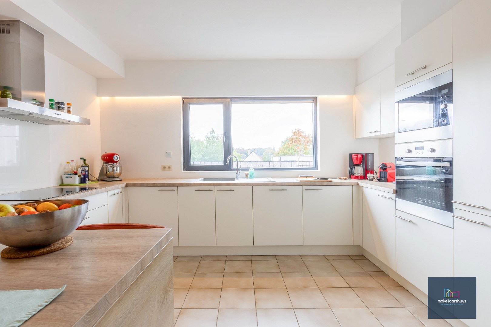 Heel ruime instapklare woning in rij  met zonneterras en 2 staanplaatsen 